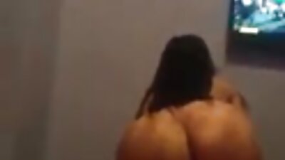 زن خانه دار بلوند با لباس فیلم کوتاه سکسی زیر ساتن که با ویبراتور خودارضایی می کند